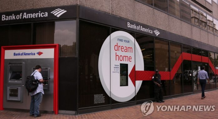 워싱턴DC 뱅크오브아메리카 지점에서 현금 인출하는 고객