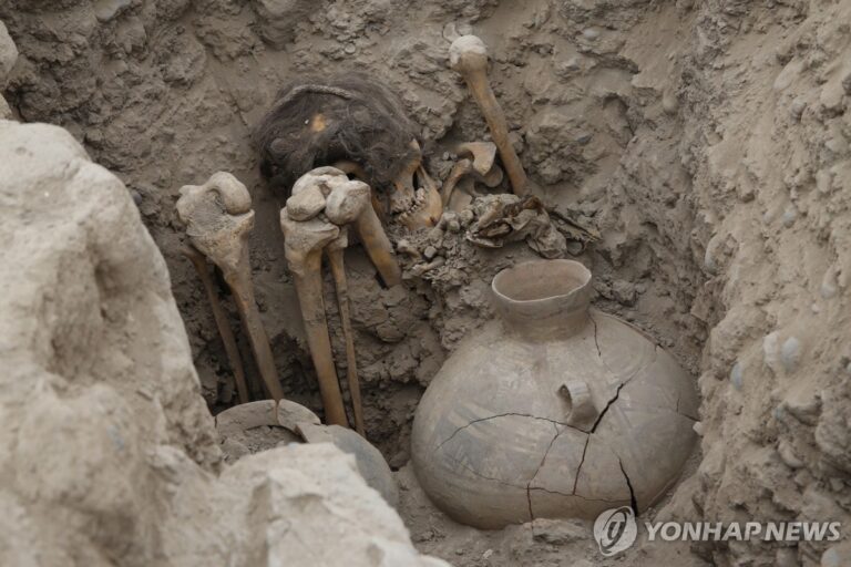 [영상] 페루 수도 한복판서 1천년 전 미라 발굴…”갈색 머리카락 풍성”