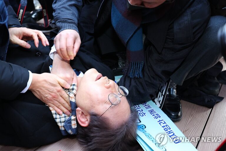 이재명, 부산 방문중 흉기 피습…의식있는 상태서 병원 이송 이재명, 부산 방문중 흉기 피습…의식있는 상태서 병원 이송