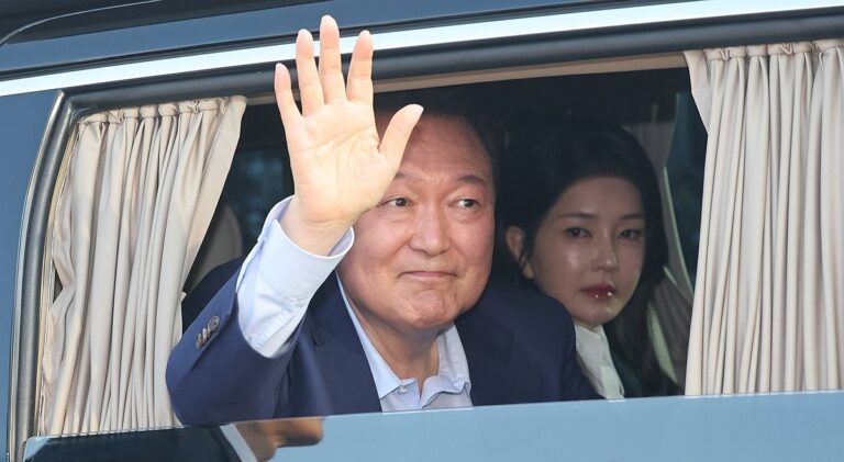 尹, 관저 퇴거해 사저 복귀…”임기 못끝내 아쉽다”