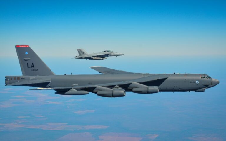 미국 여객기와 전략폭격기 B-52, “공중 충돌” 모면 미국 여객기와 전략폭격기 B-52, “공중 충돌” 모면