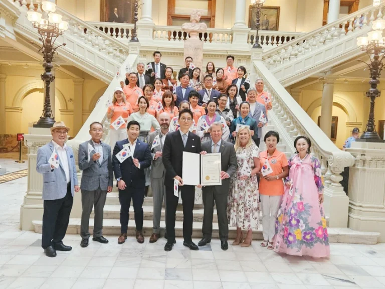 켐프 주지사, “한국 80주년 광복절” 한인회에 선언문 전달 켐프 주지사, “한국 80주년 광복절” 한인회에 선언문 전달
