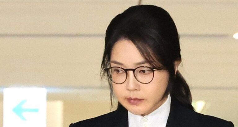 김건희, 특검 첫출석 약 11시간 조사후 귀가