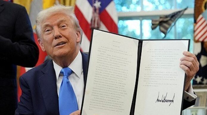 H-1 비자 수수료에 서명하는 트럼프 대통령